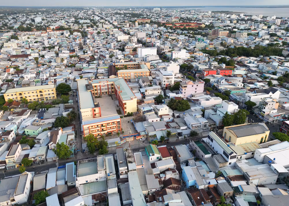 Những ngôi nhà mái bằng khang trang thay thế cho những ngôi nhà cấp 4 xưa cũ góp phần cho sự phát triển của thành phố Rạch Giá hôm nay. Những ngôi nhà mái bằng khang trang thay thế cho những ngôi nhà cấp 4 xưa cũ góp phần cho sự phát triển của thành phố Rạch Giá hôm nay.