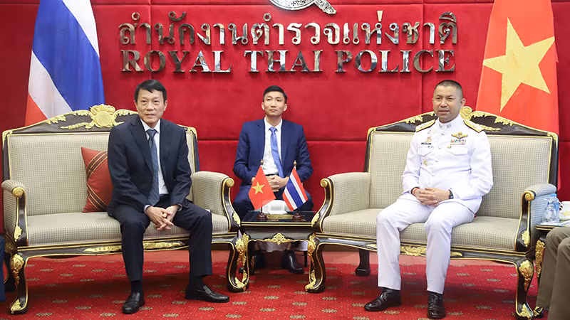 Thứ trưởng Lương Tam Quang hội đàm với Phó Tổng Tư lệnh Cảnh sát Hoàng gia Thái Lan Surachate Hakparn. 