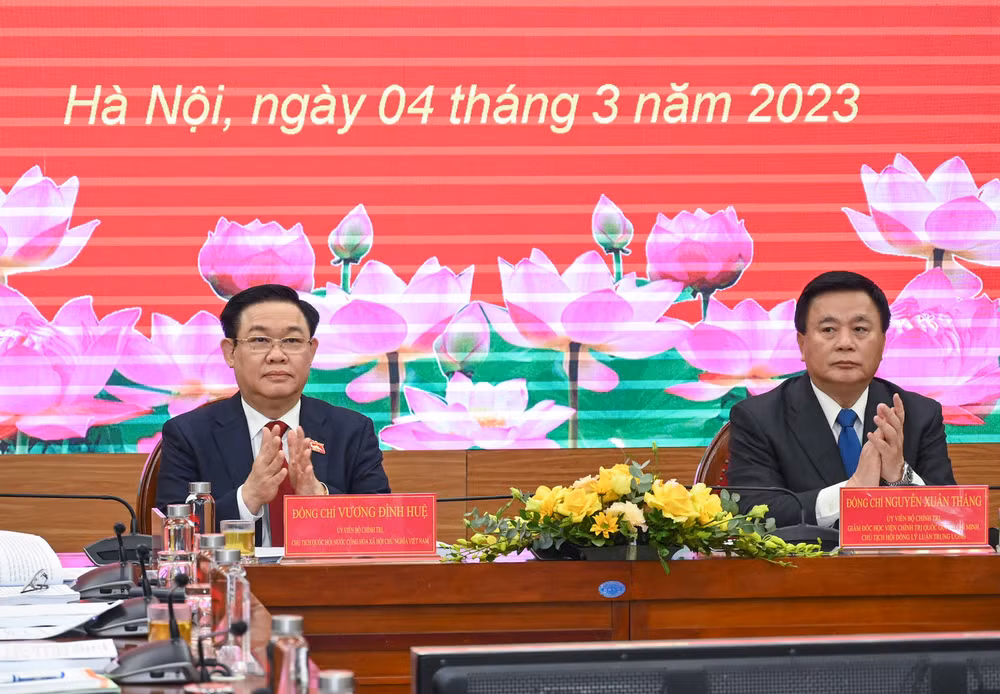Chủ tịch Quốc hội Vương Đình Huệ và Giám đốc Học viện Chính trị quốc gia Hồ Chí Minh Nguyễn Xuân Thắng chủ trì tọa đàm. Chủ tịch Quốc hội Vương Đình Huệ và Giám đốc Học viện Chính trị quốc gia Hồ Chí Minh Nguyễn Xuân Thắng chủ trì tọa đàm.