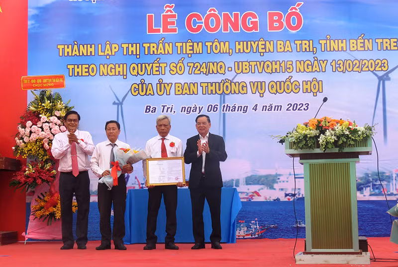 Lãnh đạo tỉnh Bến Tre trao quyết định thành lập thị trấn Tiệm Tôm (huyện Ba Tri).