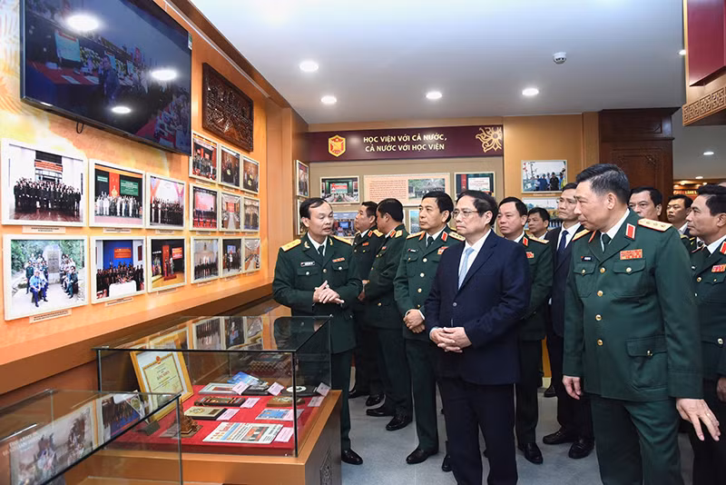 Thủ tướng Phạm Minh Chính thăm Phòng truyền thống của Học viện Quốc phòng.