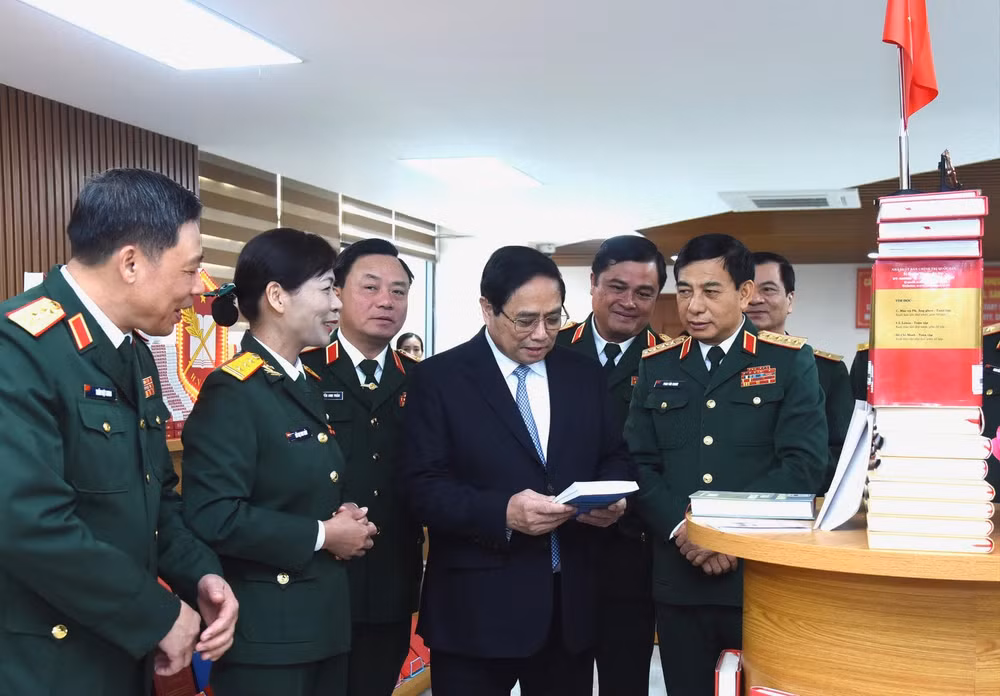 Thủ tướng Phạm Minh Chính thăm thư viện của Học viện Quốc phòng.