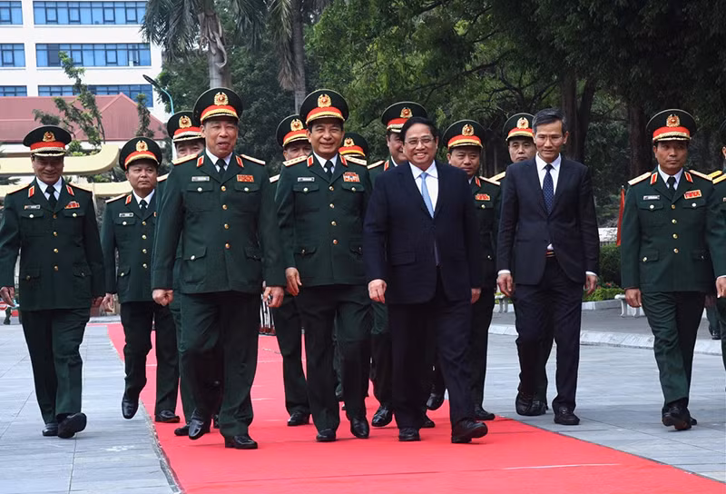 Thủ tướng Phạm Minh Chính đến thăm Học viện Quốc phòng.
