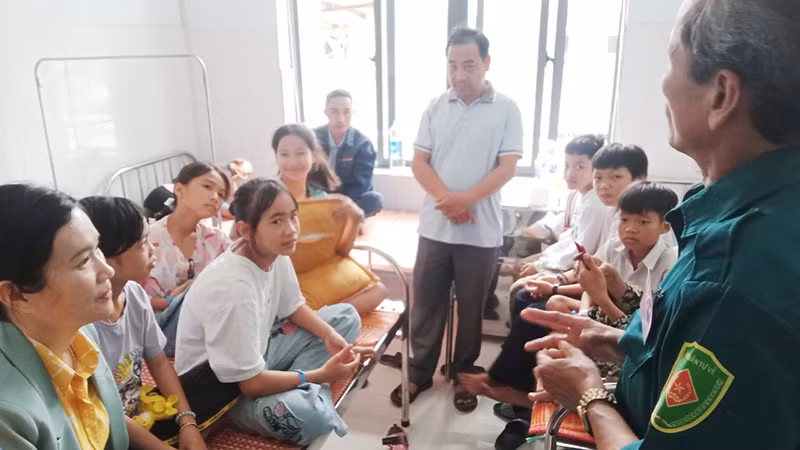 Tình hình sức khỏe của các em học sinh bị ngộ độc thực phẩm đã ổn định. 