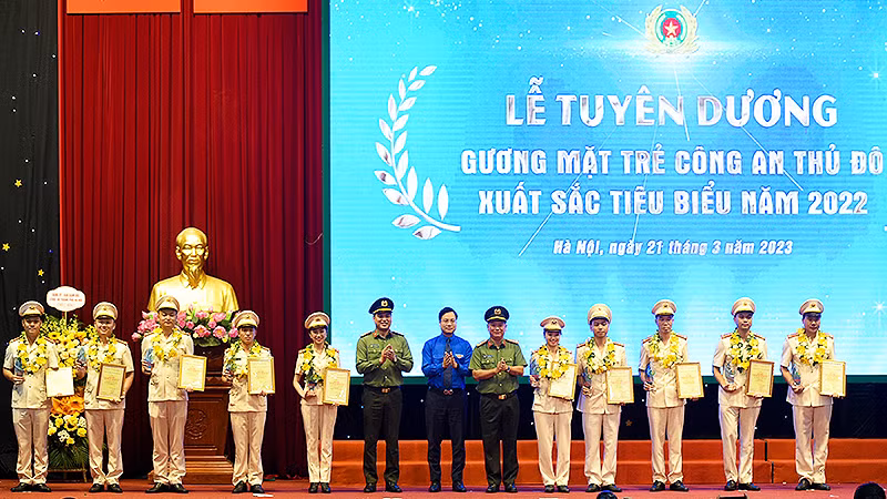 Đại diện Ban Thanh niên Công an nhân dân, Công an Thành phố Hà Nội và Thành đoàn Hà Nội cùng các Gương mặt trẻ Công an Thủ đô xuất sắc tiêu biểu năm 2022 tại buổi lễ.