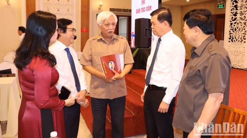 Lãnh đạo tỉnh Đồng Nai trao đổi với các nhà khoa học tại hội thảo.