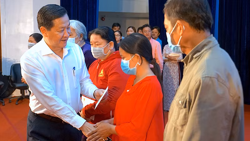 Phó Thủ tướng Lê Minh Khái tặng quà Tết cho công nhân lao động có hoàn cảnh khó khăn tại Cà Mau.