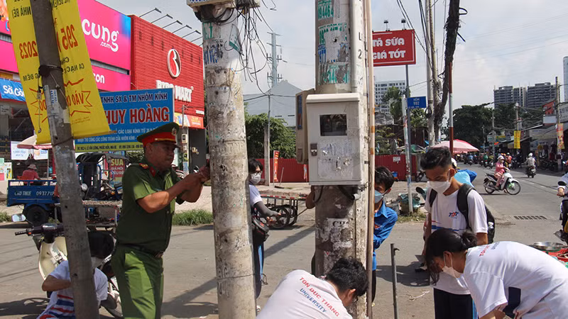 Hằng tuần, lực lượng Đoàn Thanh niên và Công an xã luôn tích cực ra quân dọn dẹp, xóa bỏ các biển quảng cáo dán không đúng nơi quy định. Hằng tuần, lực lượng Đoàn Thanh niên và Công an xã luôn tích cực ra quân dọn dẹp, xóa bỏ các biển quảng cáo dán không đúng nơi quy định.