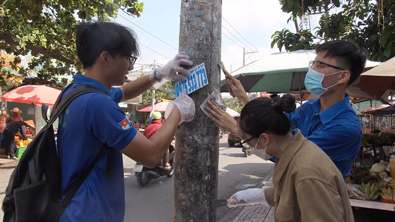 Hầu khắp các trụ điện, trạm xe buýt, tường rào cơ quan, nhà dân bị các đối tượng treo, dán chi chít với nhiều nội dung quảng cáo. Hầu khắp các trụ điện, trạm xe buýt, tường rào cơ quan, nhà dân bị các đối tượng treo, dán chi chít với nhiều nội dung quảng cáo.