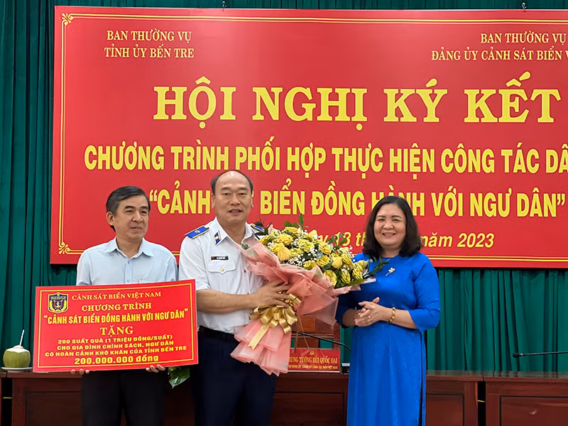 Trao bảng tượng trưng 200 triệu đồng tặng quà cho gia đình chính sách, ngư dân có hoàn cảnh khó khăn. Trao bảng tượng trưng 200 triệu đồng tặng quà cho gia đình chính sách, ngư dân có hoàn cảnh khó khăn.