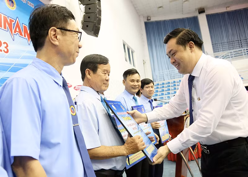 Trưởng Ban tổ chức giải Cao Văn Chóng trao quà lưu niệm cho đại diện các đoàn tham dự giải.