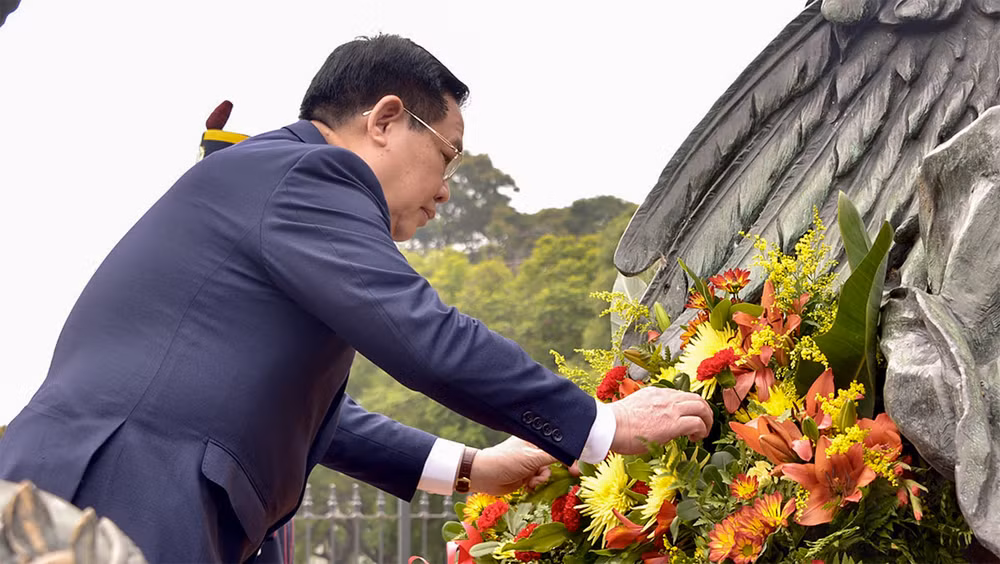 Trước đó, sáng 24/4 (theo giờ địa phương), tại thủ đô Buenos Aires, Chủ tịch Quốc hội Vương Đình Huệ cùng đoàn đại biểu cấp cao Quốc hội Việt Nam đặt vòng hoa tại Tượng đài Tướng D. Jose De San Martin. (Ảnh Lê Tuyết) Trước đó, sáng 24/4 (theo giờ địa phương), tại thủ đô Buenos Aires, Chủ tịch Quốc hội Vương Đình Huệ cùng đoàn đại biểu cấp cao Quốc hội Việt Nam đặt vòng hoa tại Tượng đài Tướng D. Jose De San Martin. (Ảnh Lê Tuyết)