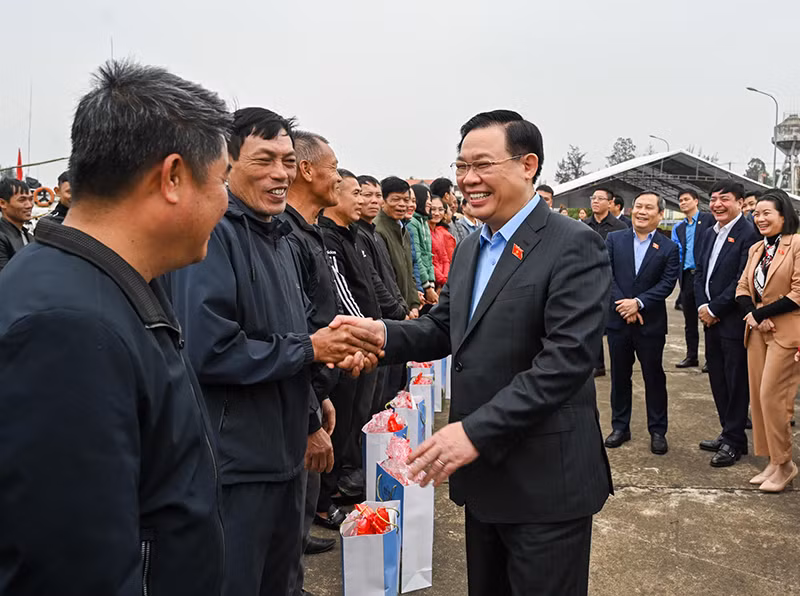 Chủ tịch Quốc hội Vương Đình Huệ thăm hỏi, chúc Tết ngư dân tại Khu neo đậu tàu thuyền Cửa Phú, xã Bảo Ninh, thành phố Đồng Hới. (Ảnh Duy Linh) Chủ tịch Quốc hội Vương Đình Huệ thăm hỏi, chúc Tết ngư dân tại Khu neo đậu tàu thuyền Cửa Phú, xã Bảo Ninh, thành phố Đồng Hới. (Ảnh Duy Linh)