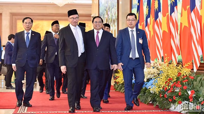 Thủ tướng Phạm Minh Chính và Thủ tướng Malaysia Anwar Ibrahim đến dự Lễ ký kết văn kiện hợp tác.