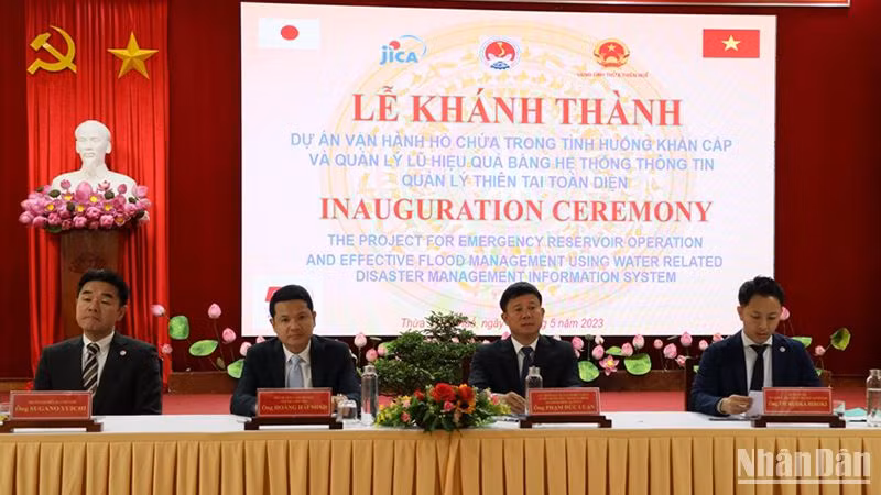 Lãnh đạo Cục Quản lý đê điều và Phòng, chống thiên tai, Ủy ban nhân dân tỉnh Thừa Thiên Huế cùng các đơn vị đối tác của Nhật Bản phối hợp tổ chức khánh thành dự án.