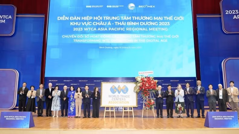 Các đại biểu tham dự diễn đàn chụp ảnh lưu niệm.