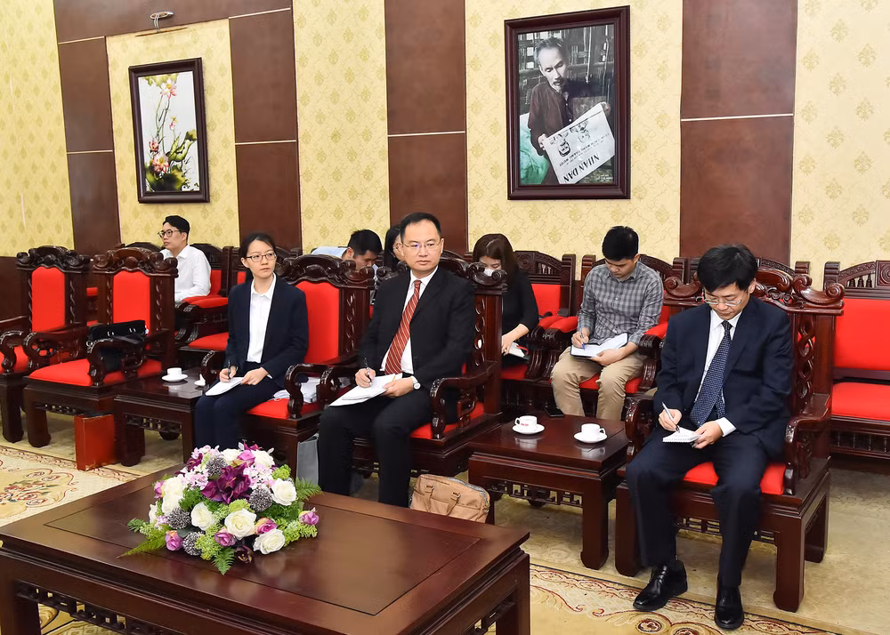 Các thành viên trong đoàn Ban Liên lạc Đối ngoại Trung ương Đảng Cộng sản Trung Quốc tham dự buổi tiếp.