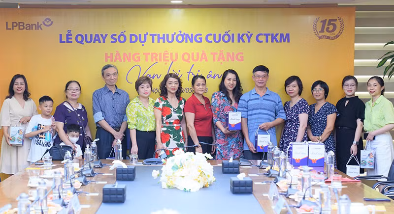 Khách hàng gửi tiết kiệm tại LPBank tới tham dự lễ quay số trúng thưởng chương trình khuyến mại “Hàng triệu quà tặng - Vạn lời tri ân”. Khách hàng gửi tiết kiệm tại LPBank tới tham dự lễ quay số trúng thưởng chương trình khuyến mại “Hàng triệu quà tặng - Vạn lời tri ân”.