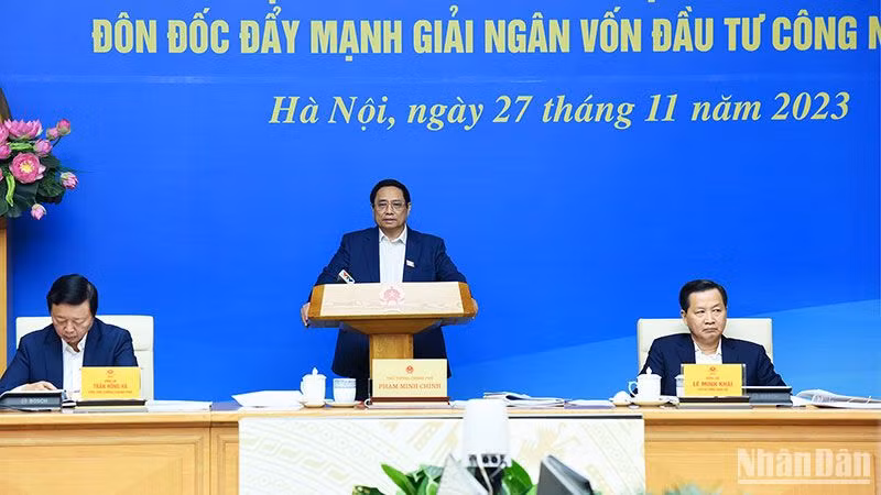 Thủ tướng Phạm Minh Chính cùng các Phó Thủ tướng Lê Minh Khái, Trần Hồng Hà chủ trì hội nghị.