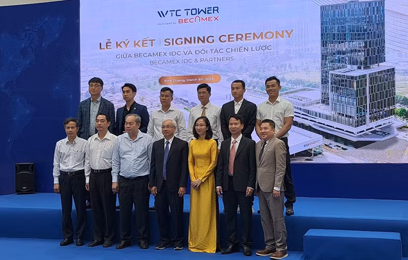 Lãnh đạo Tổng Công ty Becamex IDC và các đơn vị chụp hình lưu niệm.