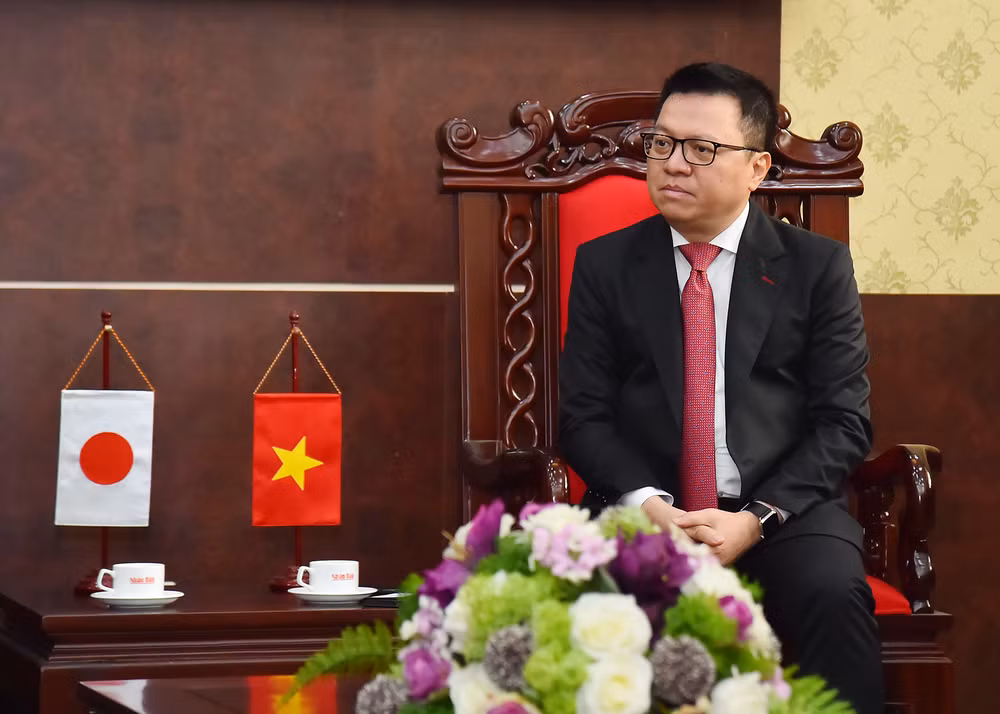 Đồng chí Lê Quốc Minh, Ủy viên Trung ương Đảng, Tổng Biên tập Báo Nhân Dân, Phó Trưởng Ban Tuyên giáo Trung ương, Chủ tịch Hội Nhà báo Việt Nam phát biểu ý kiến tại buổi làm việc.
