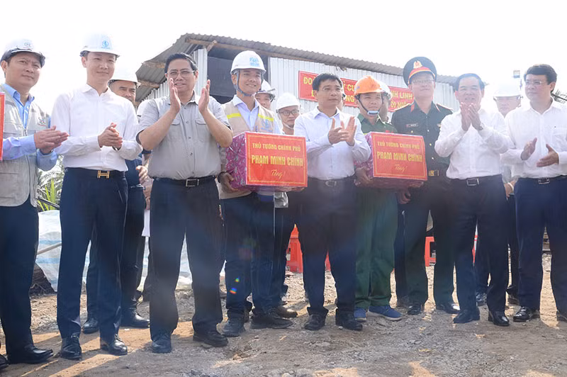 Thủ tướng Phạm Minh Chính thăm, tặng quà các đơn vị tham gia thi công dự án.