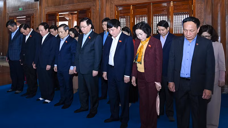 Chủ tịch Quốc hội Vương Đình Huệ và đoàn công tác dâng hương Đền thờ Bác Hồ và các Anh hùng, liệt sĩ tỉnh Quảng Bình. (Ảnh Duy Linh) Chủ tịch Quốc hội Vương Đình Huệ và đoàn công tác dâng hương Đền thờ Bác Hồ và các Anh hùng, liệt sĩ tỉnh Quảng Bình. (Ảnh Duy Linh)