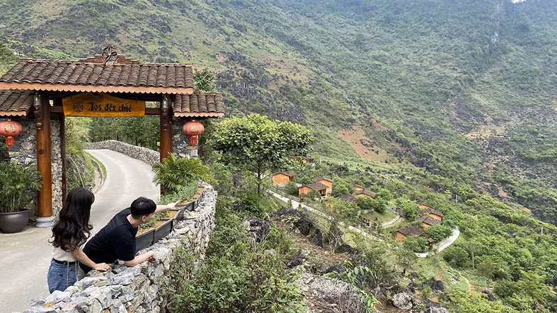 Bảo tồn, phát huy các giá trị văn hóa để phát triển du lịch. (Trong ảnh: Kiến trúc truyền thống của người H’Mông tại Khu nghỉ dưỡng H’Mông Village, huyện Quản Bạ) Bảo tồn, phát huy các giá trị văn hóa để phát triển du lịch. (Trong ảnh: Kiến trúc truyền thống của người H’Mông tại Khu nghỉ dưỡng H’Mông Village, huyện Quản Bạ)