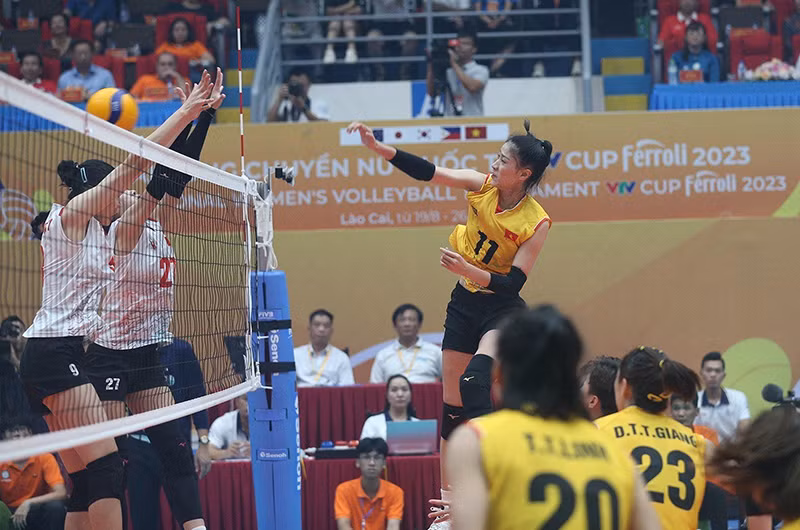 Đội nữ Việt Nam 1 (áo vàng) giành chiến thắng trước nữ Việt Nam 2.