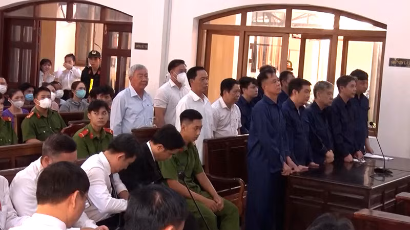 Các bị cáo tại phiên tòa ngày 26/5.