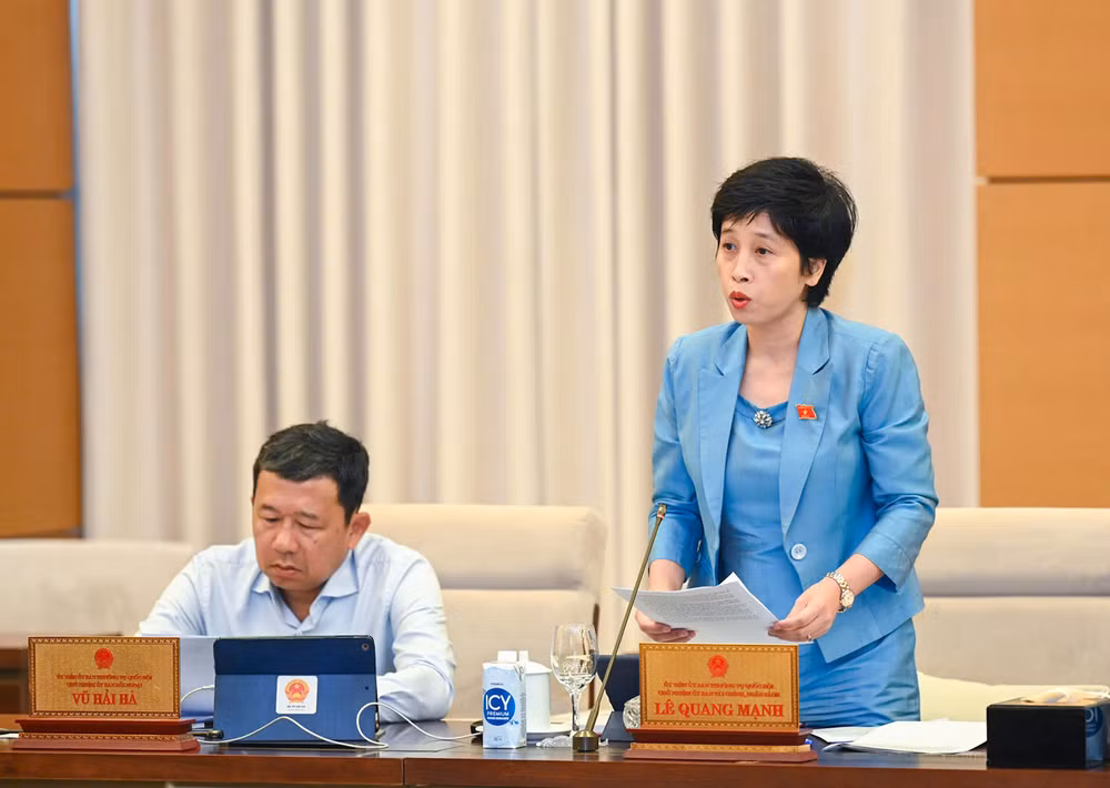 Phó Chủ nhiệm Ủy ban Tài chính, Ngân sách Nguyễn Thị Phú Hà trình bày báo cáo thẩm tra.