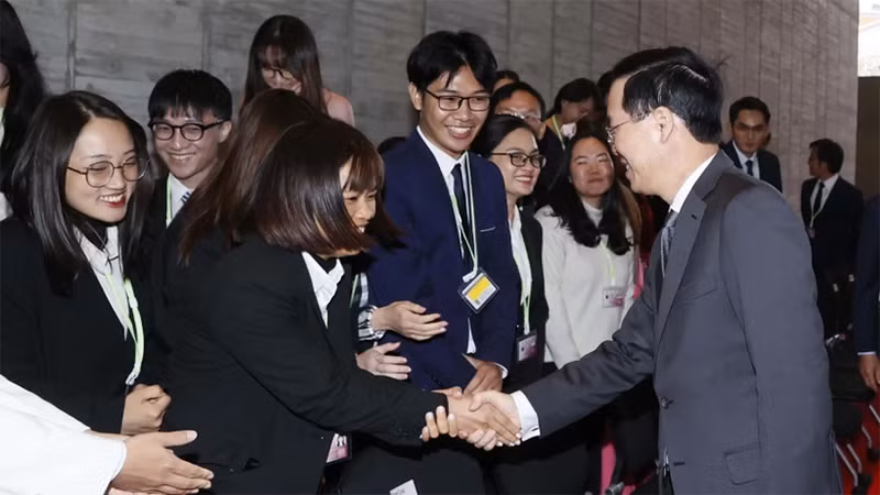 Chủ tịch nước Võ Văn Thưởng với học sinh Việt Nam đang học tại Trường Đại học Kyushu. (Ảnh: TTXVN)