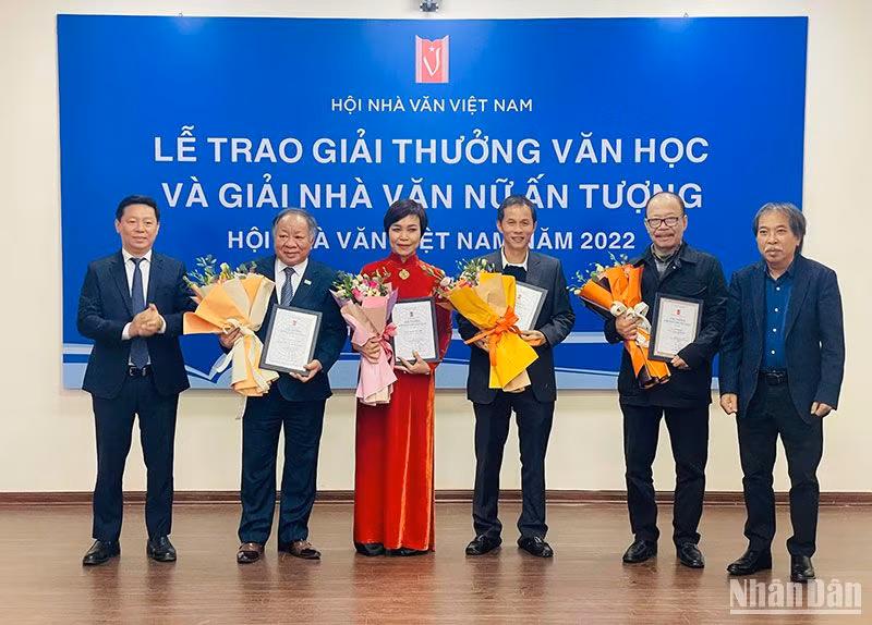 Các tác giả nhận Giải thưởng Văn học năm 2022. Các tác giả nhận Giải thưởng Văn học năm 2022.