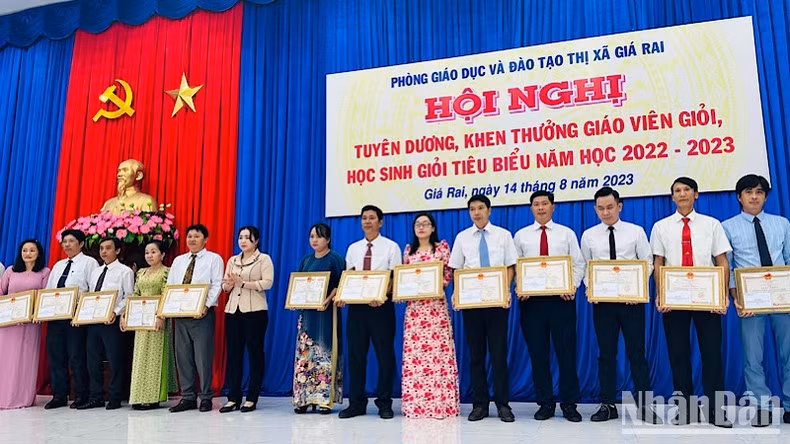 Phó Chủ tịch Thường trực Ủy ban nhân dân thị xã Giá Rai (Bạc Liêu) Nguyễn Cẩm Tú trao giấy khen cho những giáo viên có thành tích xuất sắc.