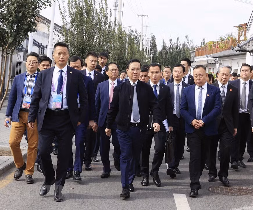 Chủ tịch nước Võ Văn Thưởng thăm mô hình điển hình xây dựng nông thôn mới tại thôn Tiểu Lỗ, xã Hắc Trang Hộ, quận Triều Dương, thành phố Bắc Kinh, Trung Quốc. (Ảnh: Thống Nhất/TTXVN)