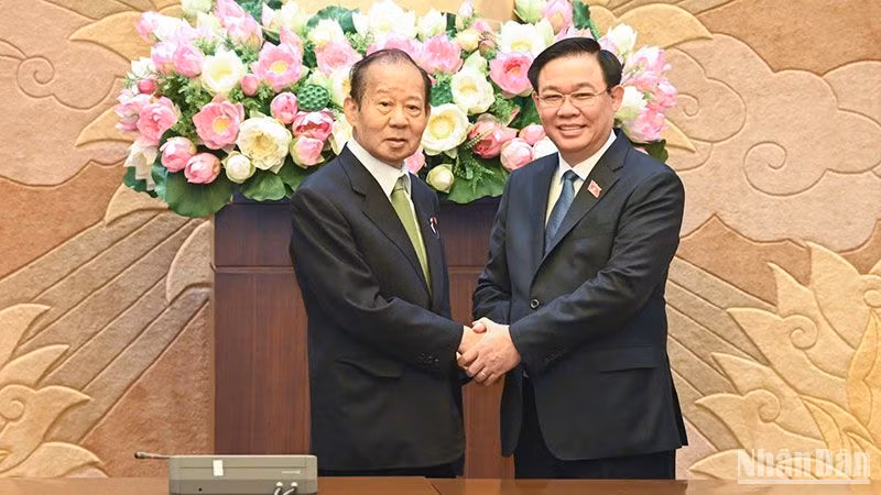 Chủ tịch Quốc hội Vương Đình Huệ và Chủ tịch Liên minh Nghị sĩ hữu nghị Nhật Việt Nikai Toshihiro tại buổi tiếp.