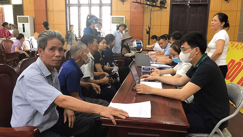 Người dân xã Lạc Đạo, huyện Văn Lâm đến nhận tiền bồi thường, hỗ trợ giải phóng mặt bằng đường Vành đai 4 - Vùng Thủ đô Hà Nội.