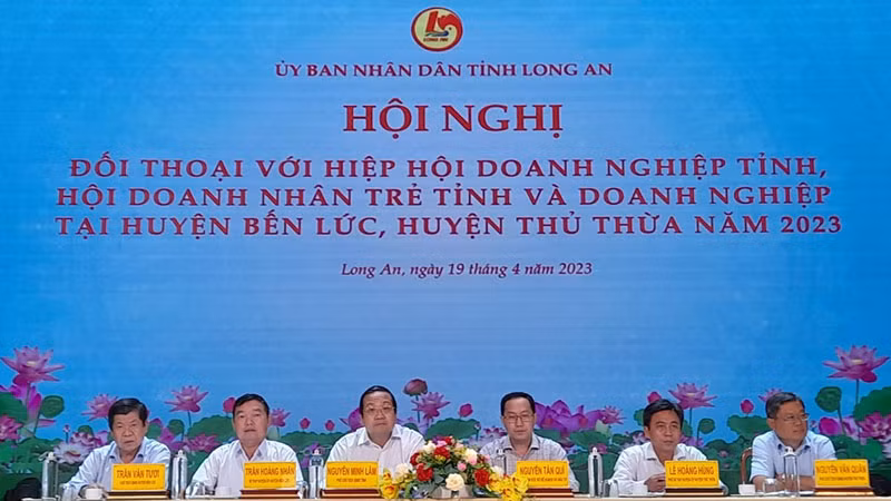 Lãnh đạo Long An đối thoại với Hiệp hội doanh nghiệp, Hội doanh nhân trẻ, doanh nghiệp tại huyện Bến Lức, Thủ Thừa, tỉnh Long An. 