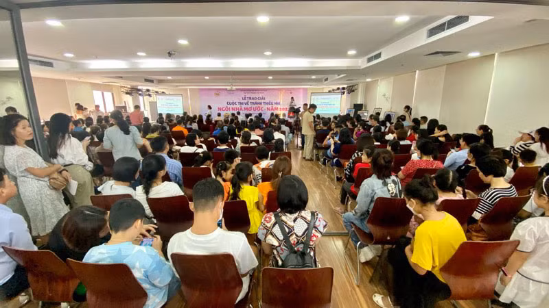 Toàn cảnh Lễ trao giải, đấu giá các tác phẩm đoạt giải cuộc thi vẽ tranh “Ngôi nhà mơ ước” năm 2023. Toàn cảnh Lễ trao giải, đấu giá các tác phẩm đoạt giải cuộc thi vẽ tranh “Ngôi nhà mơ ước” năm 2023.