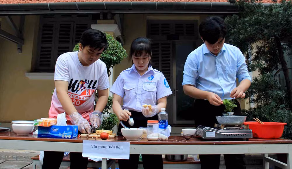 Cũng trong dịp này, trên địa bàn Thành phố Hồ Chí Minh diễn ra sôi nổi các hoạt động Ngày Quốc tế Phụ nữ 8/3. Cụ thể, tại Trường đại học Khoa học tự nhiên (Đại học Quốc gia Thành phố Hồ Chí Minh) có cuộc thi do Đoàn trường tổ chức. Cũng trong dịp này, trên địa bàn Thành phố Hồ Chí Minh diễn ra sôi nổi các hoạt động Ngày Quốc tế Phụ nữ 8/3. Cụ thể, tại Trường đại học Khoa học tự nhiên (Đại học Quốc gia Thành phố Hồ Chí Minh) có cuộc thi do Đoàn trường tổ chức.