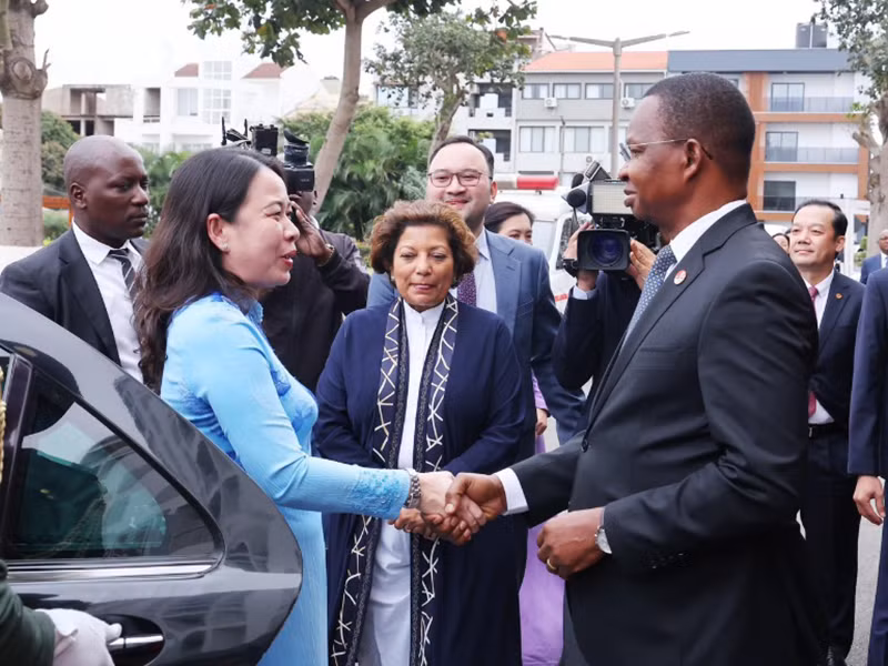 Tổng Thư ký Đảng FRELIMO Roque Silva đón Phó Chủ tịch nước Võ Thị Ánh Xuân.
