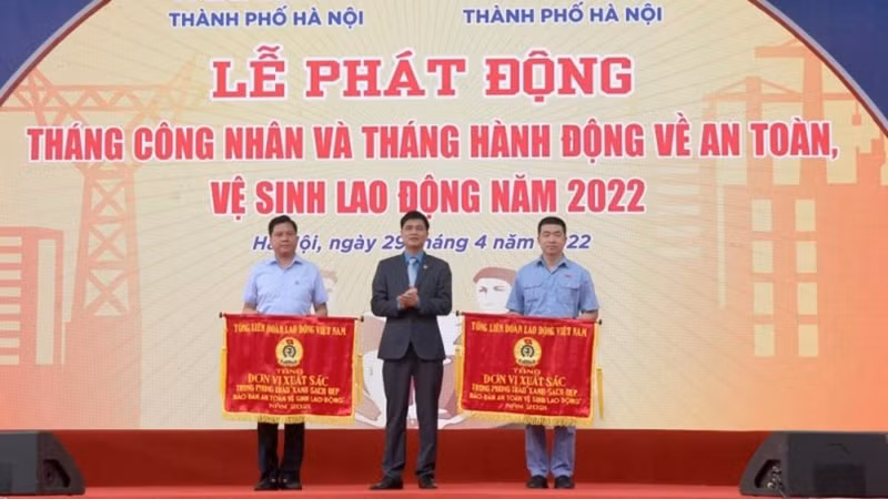 Phó Chủ tịch Tổng Liên đoàn Lao động Việt Nam Ngọc Duy Hiểu trao Cờ thi đua tặng các tập thể có thành tích xuất sắc trong công tác an toàn, vệ sinh lao động tại lễ phát động Tháng Công nhân 2022 do Liên đoàn lao động thành phố Hà Nội tổ chức.