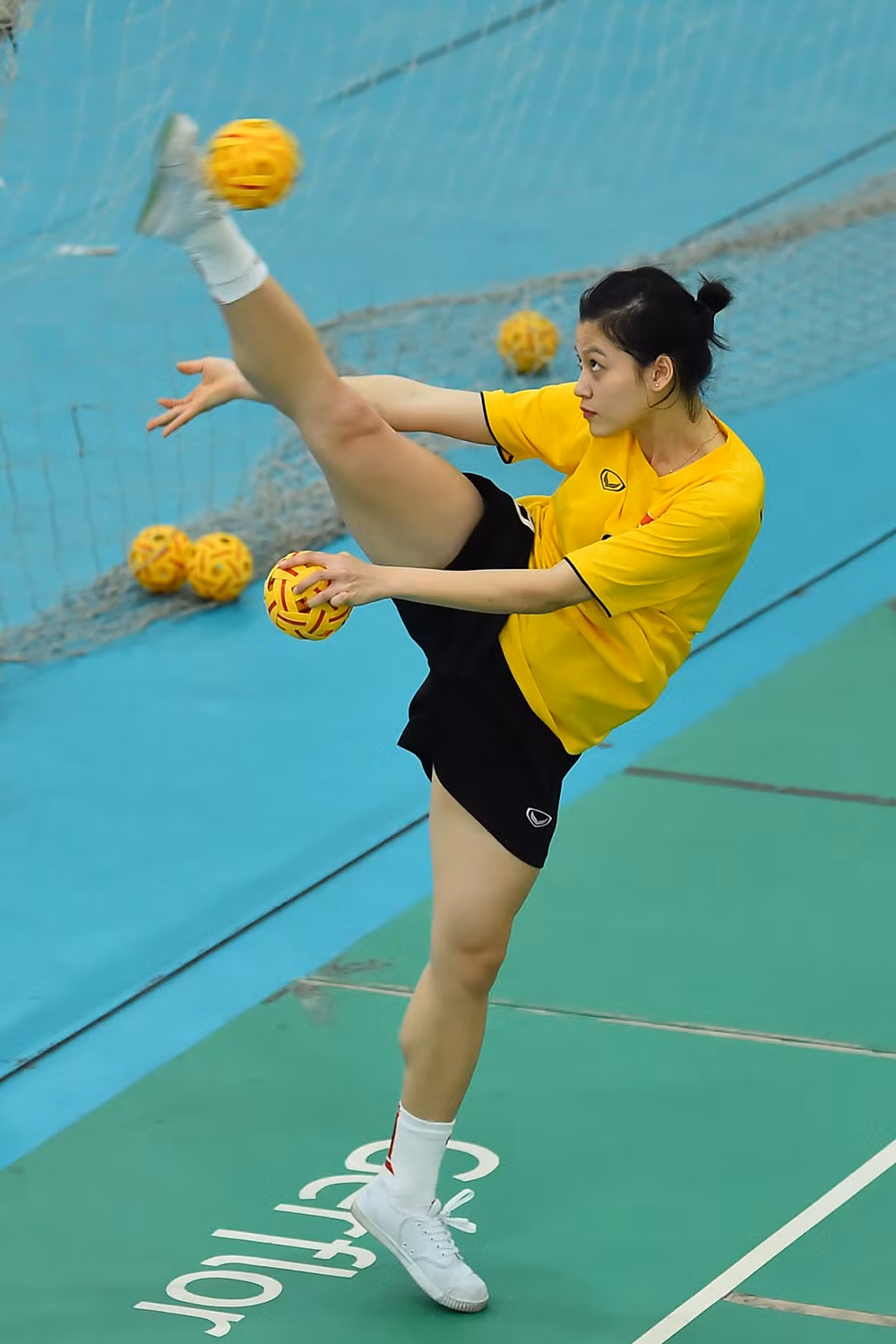 Mặc dù quanh năm tập luyện trong môi trường thể thao khắc nghiệt nhưng các nữ vận động viên của làng thể thao Việt Nam vẫn giữ được vẻ đẹp rạng rỡ, gợi cảm.