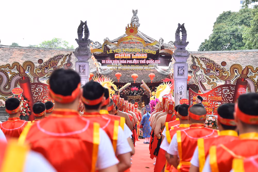 Chùa Láng, tên chữ Hán (Chiêu Thiền Tự) là một ngôi chùa cổ ở làng Láng, được xây dựng từ thời vua Lý Anh Tông (trị vì từ 1138-1175), được xếp hạng Di tích lịch sử - kiến trúc quốc gia năm 1962. Đây từng được coi là ‘‘Đệ nhất tùng lâm’’ trên vùng đất phía Tây Bắc kinh thành Thăng Long xưa. Chùa nay thuộc phường Láng Thượng, quận Đống Đa, thành phố Hà Nội với diện tích 17.917m2. Chùa Láng, tên chữ Hán (Chiêu Thiền Tự) là một ngôi chùa cổ ở làng Láng, được xây dựng từ thời vua Lý Anh Tông (trị vì từ 1138-1175), được xếp hạng Di tích lịch sử - kiến trúc quốc gia năm 1962. Đây từng được coi là ‘‘Đệ nhất tùng lâm’’ trên vùng đất phía Tây Bắc kinh thành Thăng Long xưa. Chùa nay thuộc phường Láng Thượng, quận Đống Đa, thành phố Hà Nội với diện tích 17.917m2.