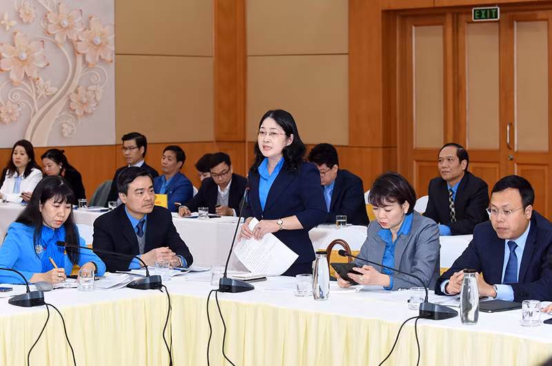 Đại diện Liên đoàn Lao động tỉnh Bình Dương phát biểu ý kiến. Đại diện Liên đoàn Lao động tỉnh Bình Dương phát biểu ý kiến.