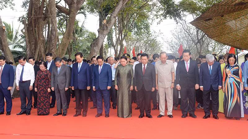 Thủ tướng Phạm Minh Chính và các đồng chí lãnh đạo, đại biểu dành một phút mặc niệm tưởng nhớ đồng chí Huỳnh Tấn Phát.