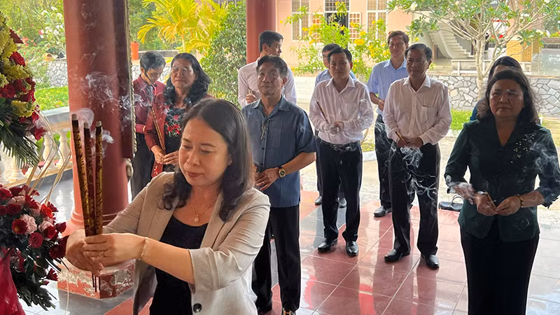 Đồng chí Võ Thị Ánh Xuân cùng Đoàn công tác thắp hương tại đền thờ liệt sĩ xã Định Thủy.