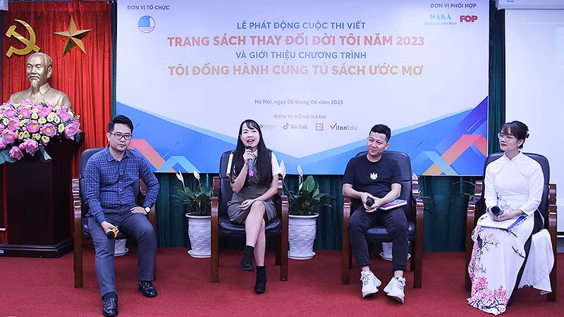 Các diễn giả chia sẻ thông tin tại Tọa đàm “Tri thức thời công nghệ số - Đón đầu xu hướng nghề nghiệp tương lai” trong khuôn khổ buổi lễ.