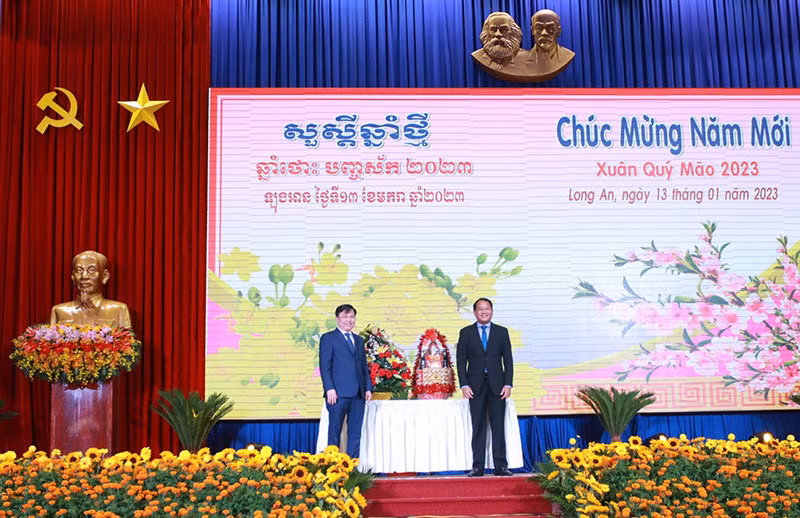 Đoàn đại biểu tỉnh Svay Rieng và Prey Veng (Vương quốc Campuchia) thăm, chúc Tết, tặng quà tỉnh Long An. Đoàn đại biểu tỉnh Svay Rieng và Prey Veng (Vương quốc Campuchia) thăm, chúc Tết, tặng quà tỉnh Long An.