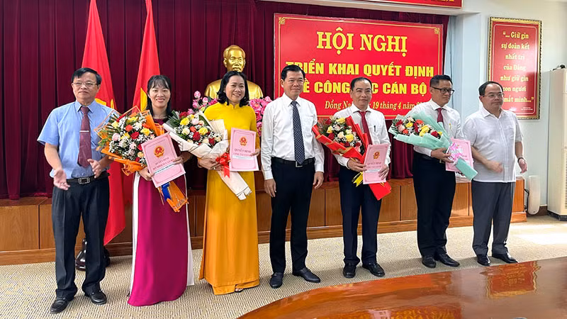 Thường trực Tỉnh ủy Đồng Nai chúc mừng các đồng chí nhận quyết định điều động, bổ nhiệm.